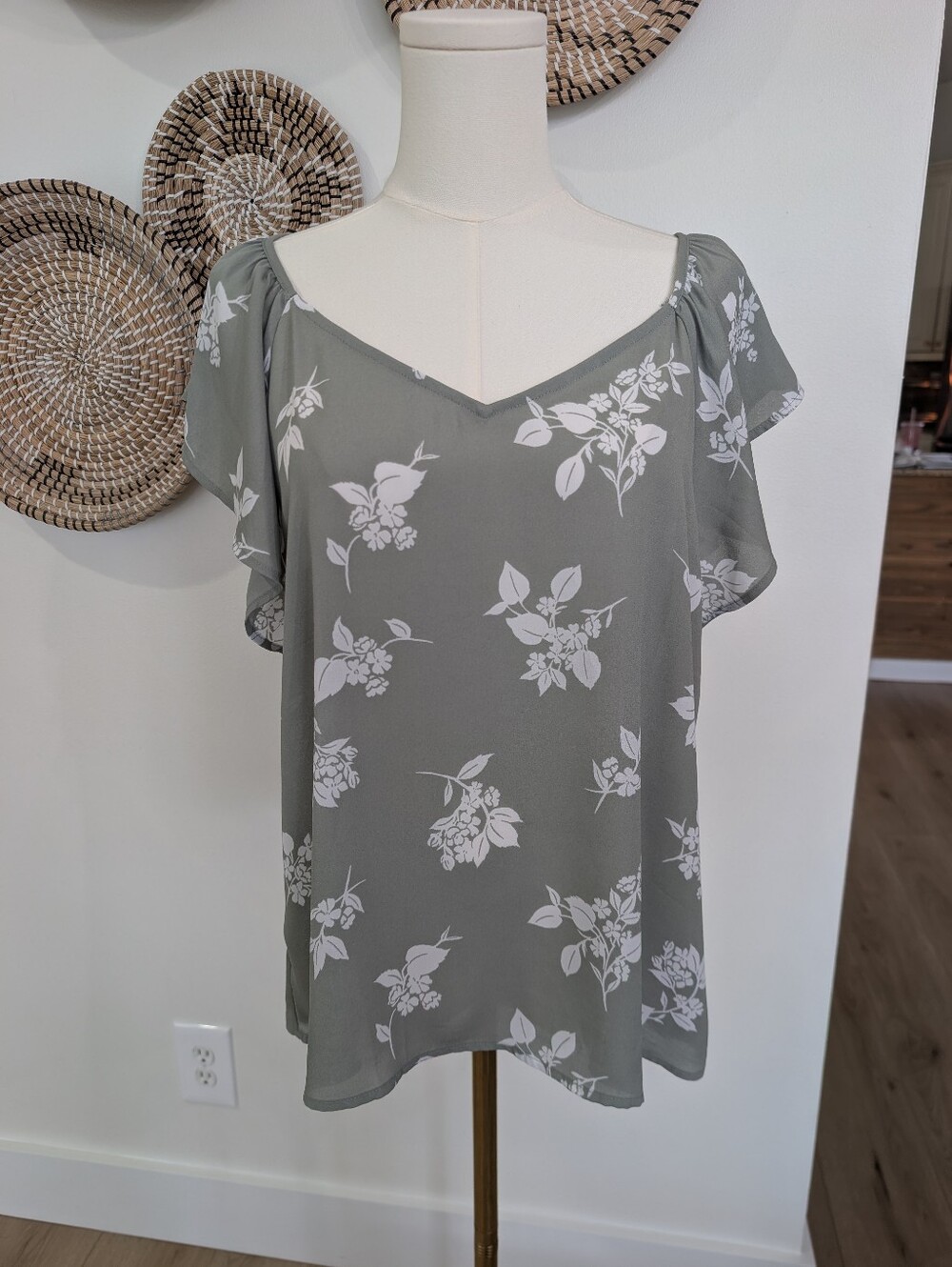 ​Ann Taylor Factory Sage Green Floral Flutter Sleeve Blouse Size M